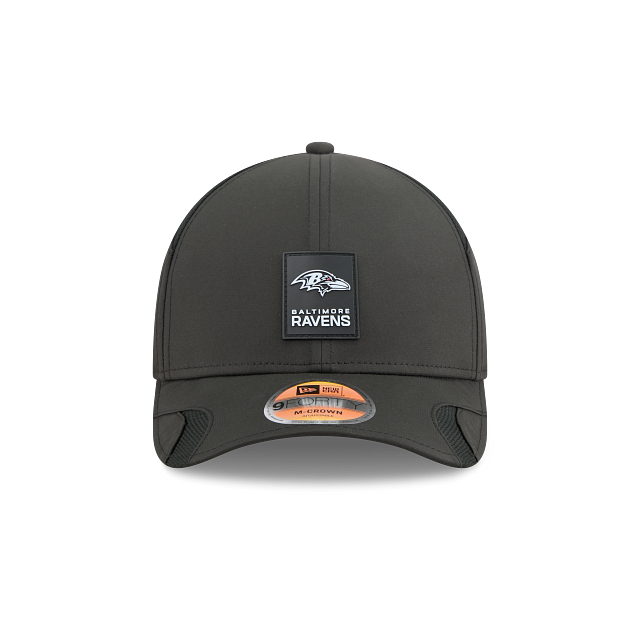 Casquette snapback New Era 9Forty 2025 Sideline M-Crown pour homme, couleur anthracite, aux couleurs des Ravens de Baltimore (NFL).