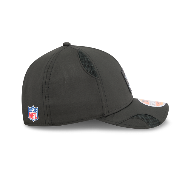 Casquette snapback New Era 9Forty 2025 Sideline M-Crown pour homme, couleur anthracite, aux couleurs des Ravens de Baltimore (NFL).