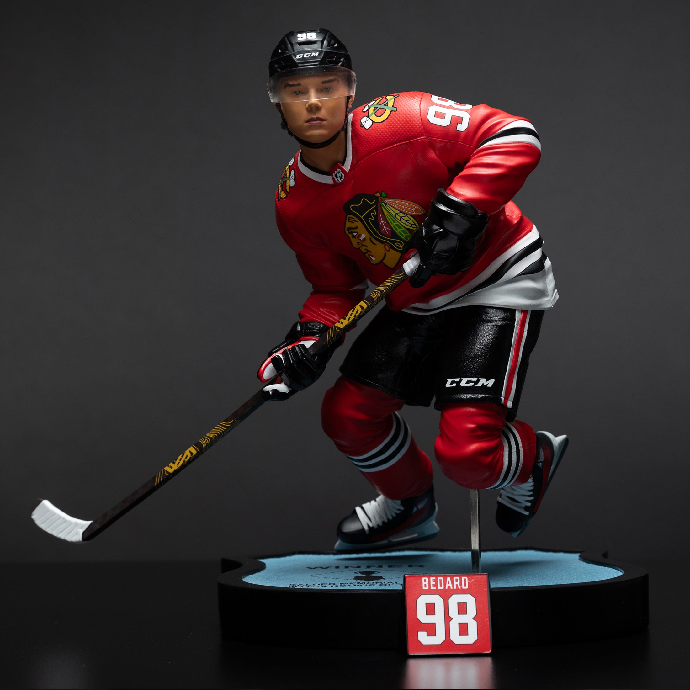 Statue en résine à l'échelle 1:6 de Connor Bedard des Blackhawks de Chicago de la LNH McFarlane Toys