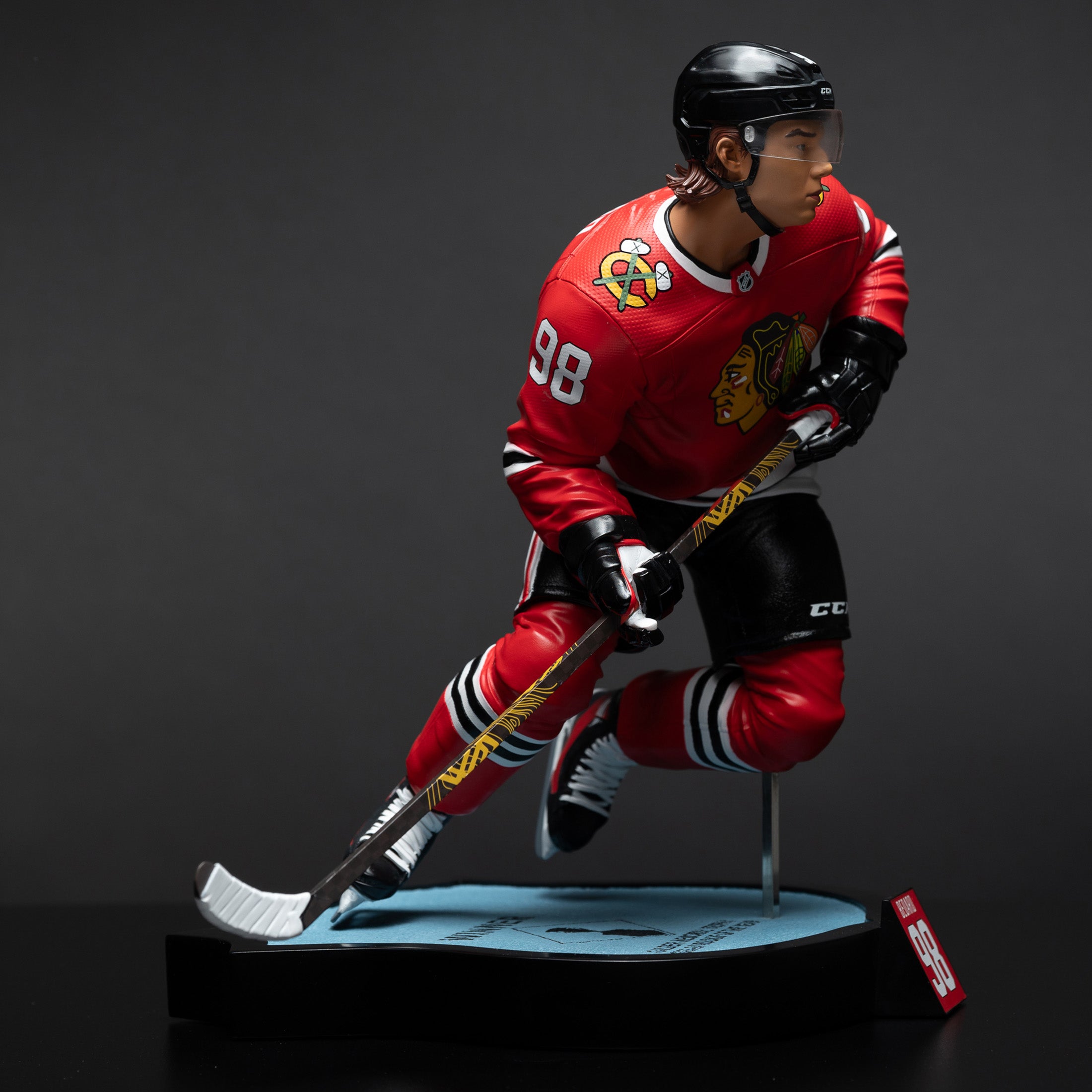 Statue en résine à l'échelle 1:6 de Connor Bedard des Blackhawks de Chicago de la LNH McFarlane Toys