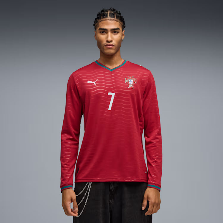 Maillot réplique rouge à manches longues de l'équipe nationale du Portugal de Cristiano Ronaldo, FIFA Puma, saison 2026/27.