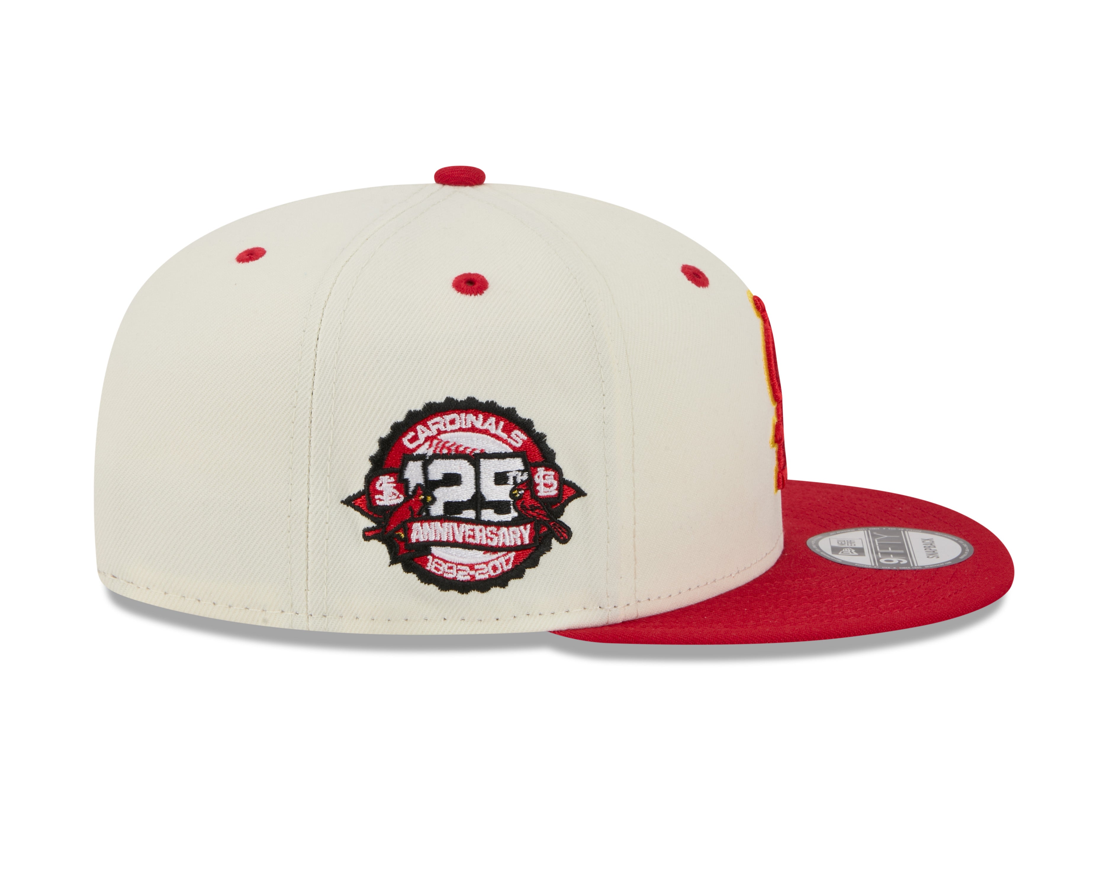 Casquette snapback New Era 9Fifty pour homme, crème et rouge, avec pin's mascotte des Cardinals de Saint-Louis (MLB).