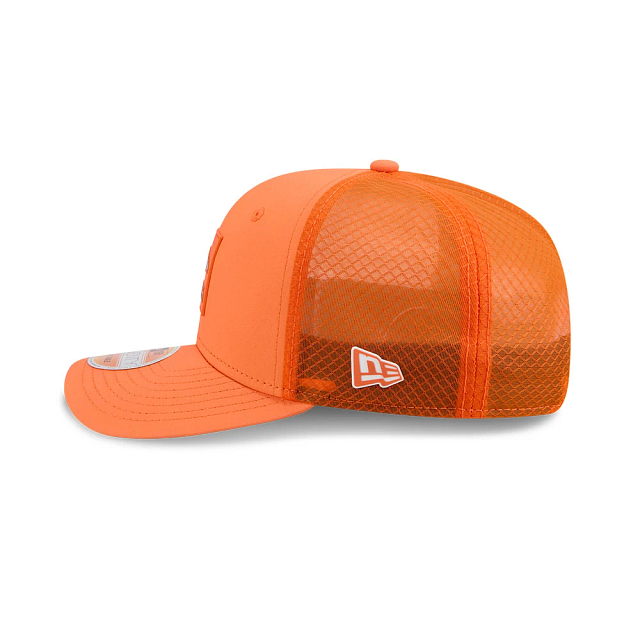 Casquette trucker New Era 9Seventy 2025 Sideline pour homme, couleur orange, Denver Broncos NFL, idéale pour les journées chaudes.