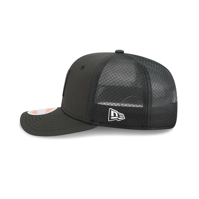Casquette trucker New Era 9Seventy 2025 Sideline pour homme, noire, Las Vegas Raiders NFL, modèle 9Seventy 2025, idéale pour les temps chauds.
