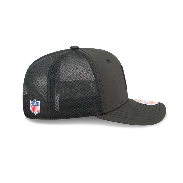 Casquette trucker New Era 9Seventy 2025 Sideline pour homme, noire, Las Vegas Raiders NFL, modèle 9Seventy 2025, idéale pour les temps chauds.