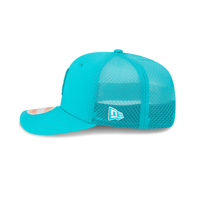 Casquette trucker New Era 9Seventy 2025 Sideline pour homme, couleur turquoise, Miami Dolphins NFL, idéale pour les journées chaudes.