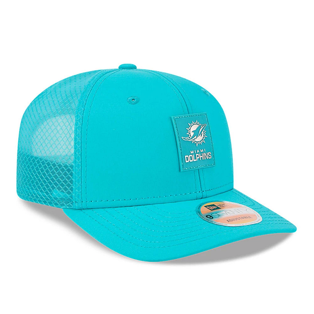 Casquette trucker New Era 9Seventy 2025 Sideline pour homme, couleur turquoise, Miami Dolphins NFL, idéale pour les journées chaudes.