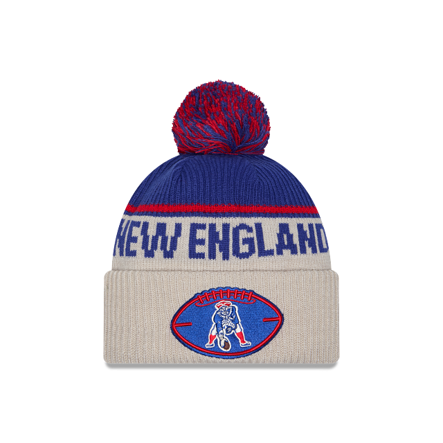 Bonnet à pompon en tricot de sport historique 2024 Sideline bleu beige NFL New Era pour homme des Patriots de la Nouvelle-Angleterre