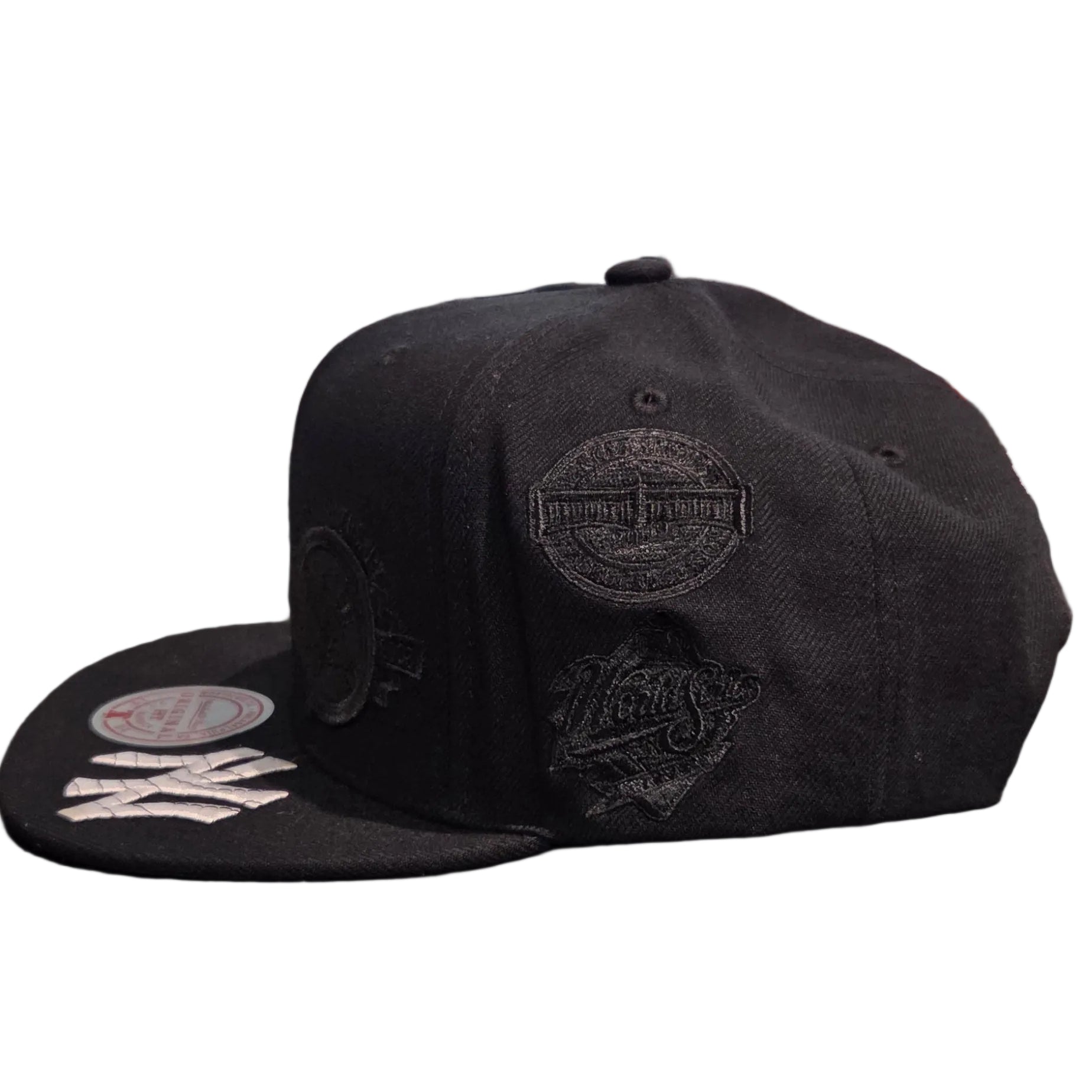 New York Yankees MLB Mitchell & Ness Men's Black Blacked Out Snapback Hat