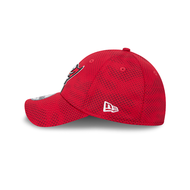 Casquette extensible rouge 39Thirty 2024 Sideline des Buccaneers de Tampa Bay NFL New Era pour homme