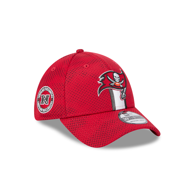 Casquette extensible rouge 39Thirty 2024 Sideline des Buccaneers de Tampa Bay NFL New Era pour homme