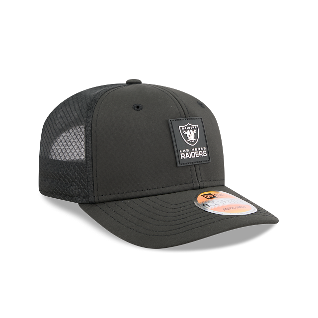 Casquette trucker New Era 9Seventy 2025 Sideline pour homme, noire, Las Vegas Raiders NFL, modèle 9Seventy 2025, idéale pour les temps chauds.