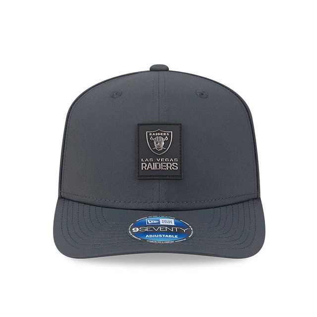 Casquette snapback extensible New Era 9Seventy 2025 Sideline pour homme, couleur anthracite, aux couleurs des Raiders de Las Vegas (NFL).