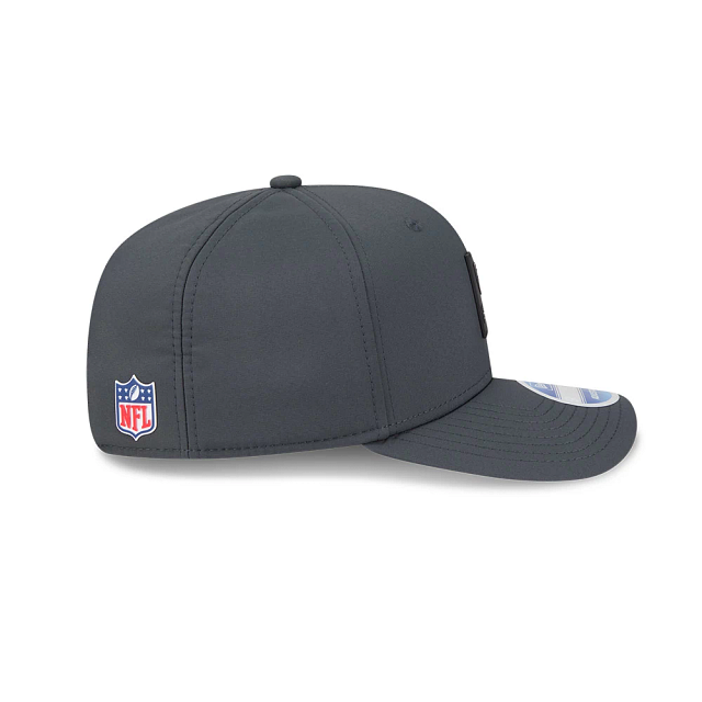 Casquette snapback extensible New Era 9Seventy 2025 Sideline pour homme, couleur anthracite, aux couleurs des Raiders de Las Vegas (NFL).