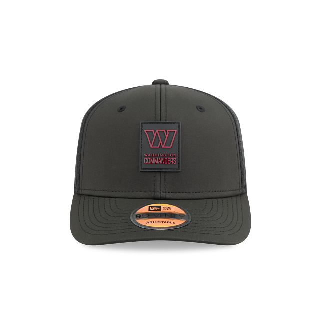 Casquette trucker New Era 9Seventy 2025 Sideline pour homme, couleur anthracite, Washington Commanders NFL, idéale pour les journées chaudes.