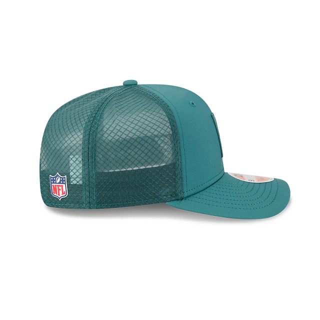 Casquette trucker New Era 9Seventy 2025 Sideline pour homme, vert nuit, Philadelphia Eagles NFL, idéale pour les journées chaudes.