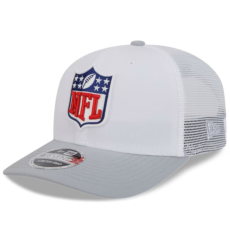 Casquette New Era 9Seventy 2024 NFL Training Camp Stretch Snapback pour homme avec logo NFL Blanc/gris