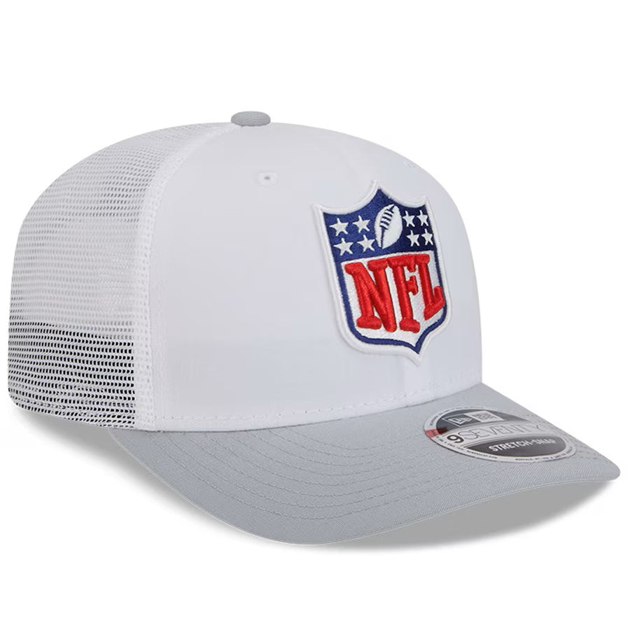 Casquette New Era 9Seventy 2024 NFL Training Camp Stretch Snapback pour homme avec logo NFL Blanc/gris