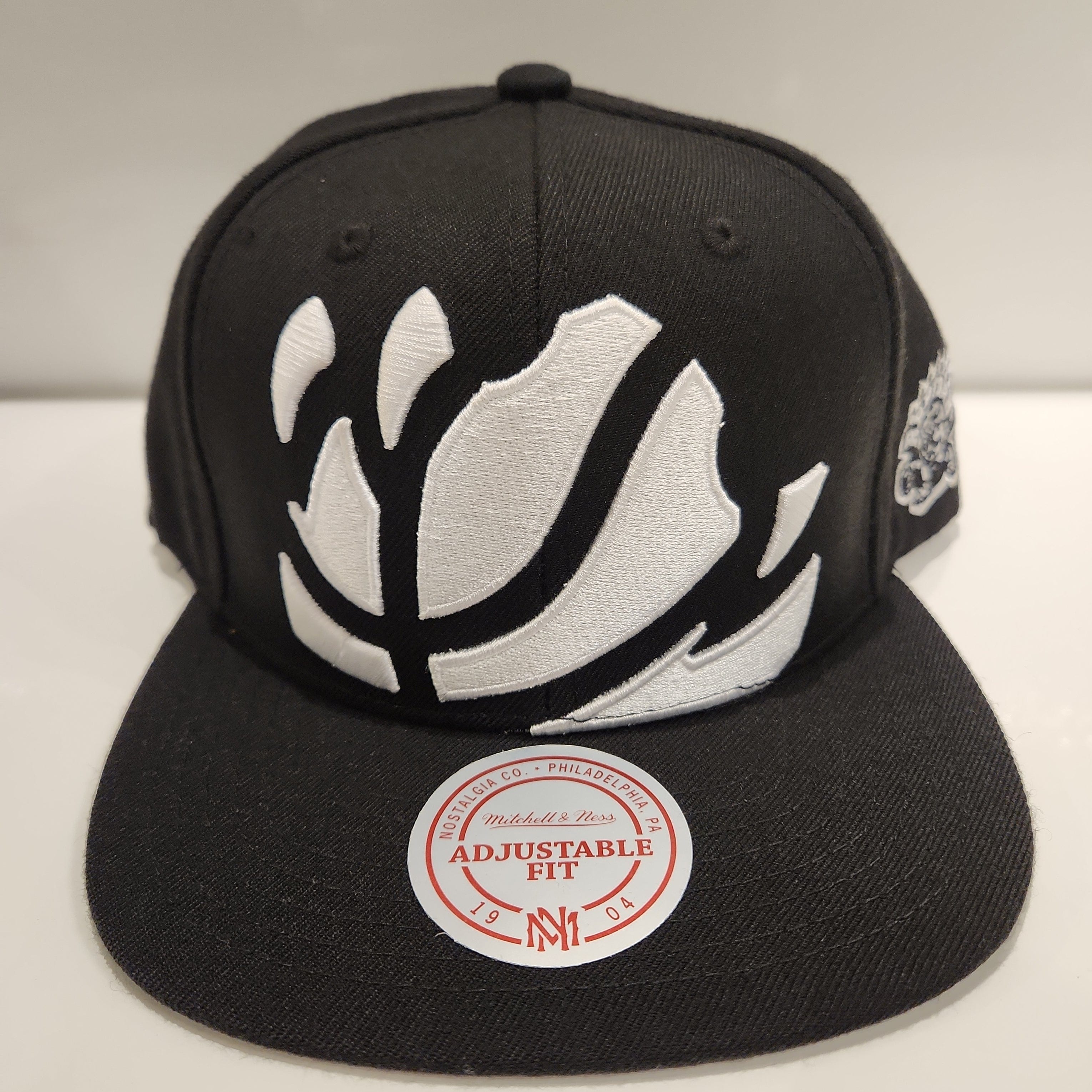 Toronto Raptors NBA Mitchell & Ness Men's Black Negative Space Snapback